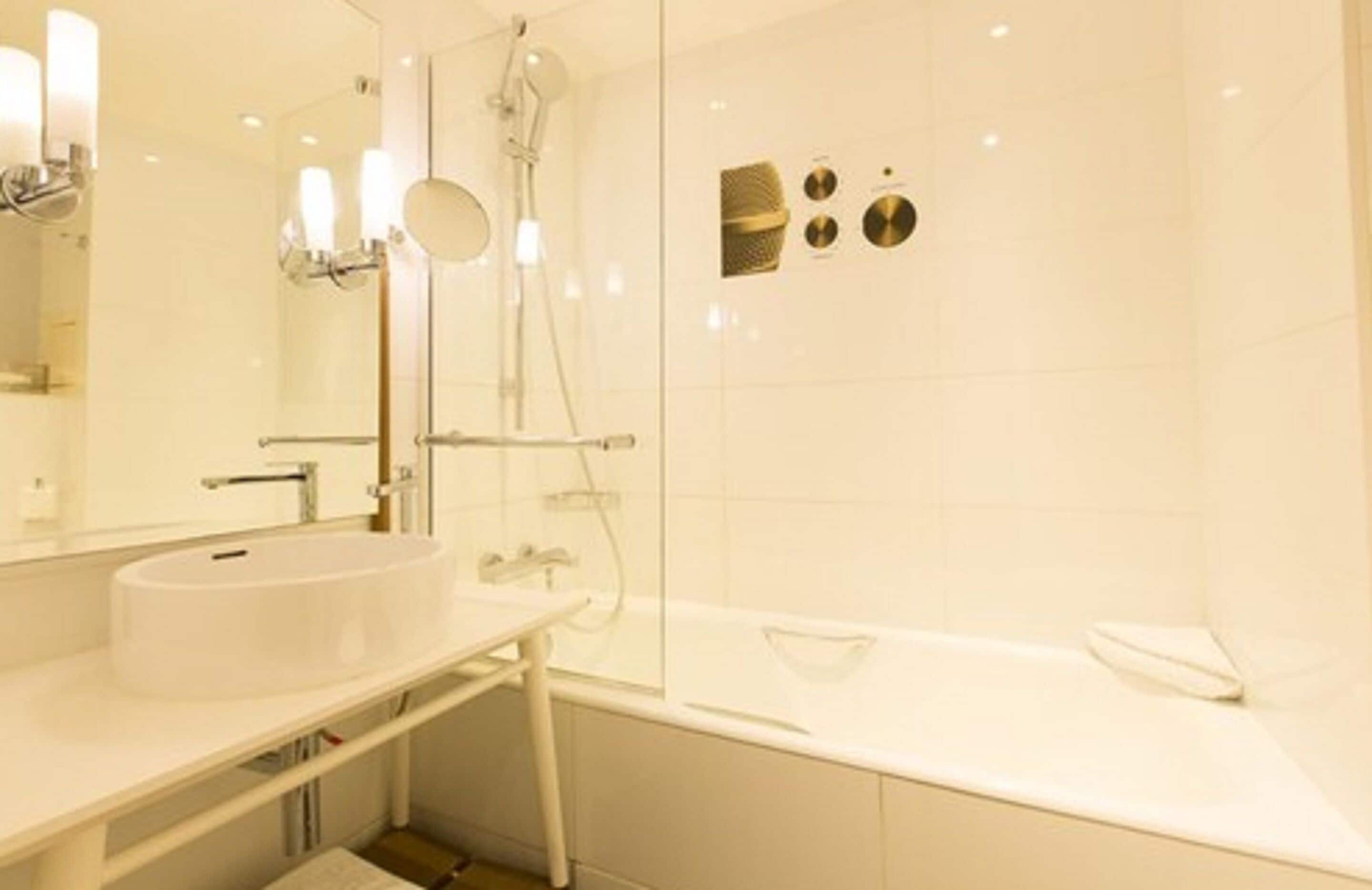 family quadruple room (deux chambres doubles communicantes) | bathroom | separate bathtub and shower, free toiletries, hair dryer, slippers