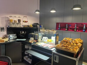 Tägliches Frühstücksbuffet (18 EUR pro Person)