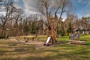 Zona de juegos infantil al aire libre