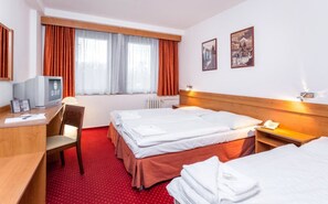 Triple Room | Desk, free WiFi, bed sheets