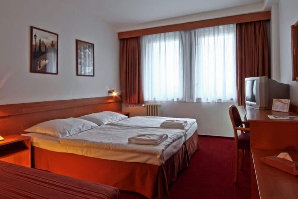 Een bureau, gratis wifi, beddengoed