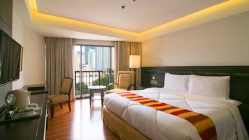Premium bedding, in-room safe, desk, blackout drapes