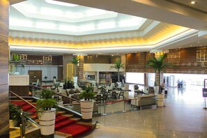 Sert le déjeuner et le dîner