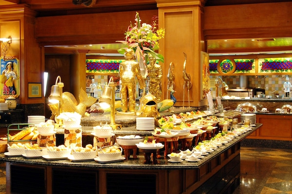 Daily full breakfast (PHP 1000 per person)