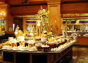 Desayuno completo diario (PHP 1000 por persona)