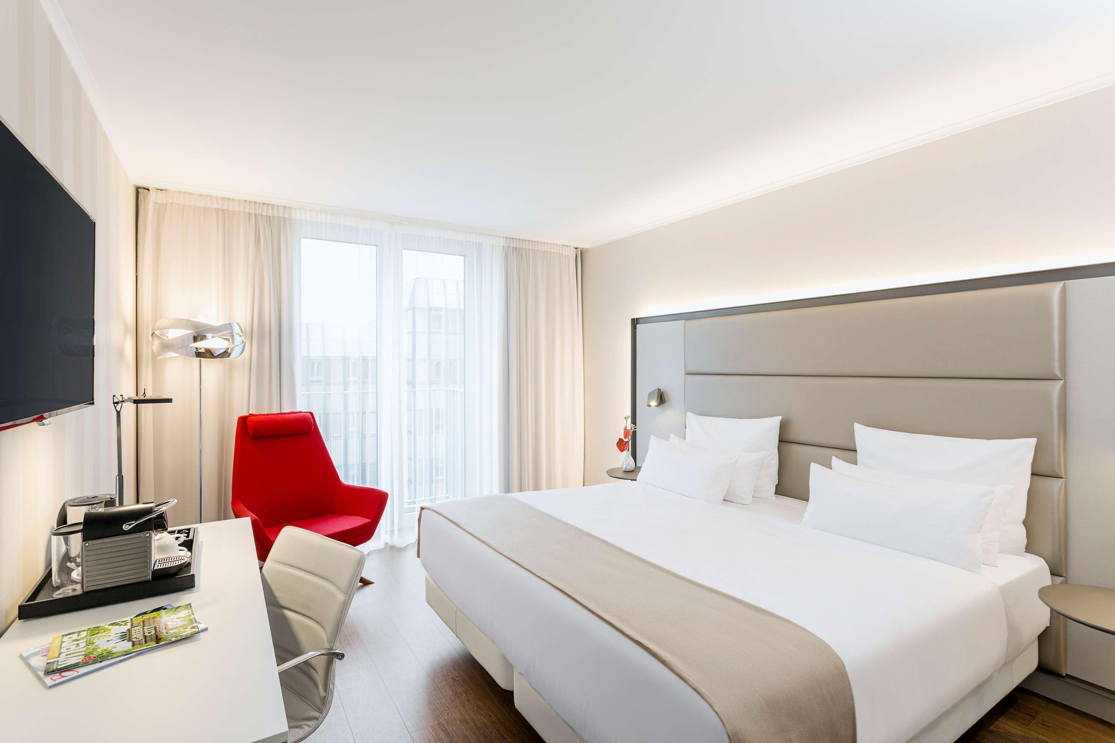 Ropa de cama hipoalergénica, camas con pillow-top y minibar 