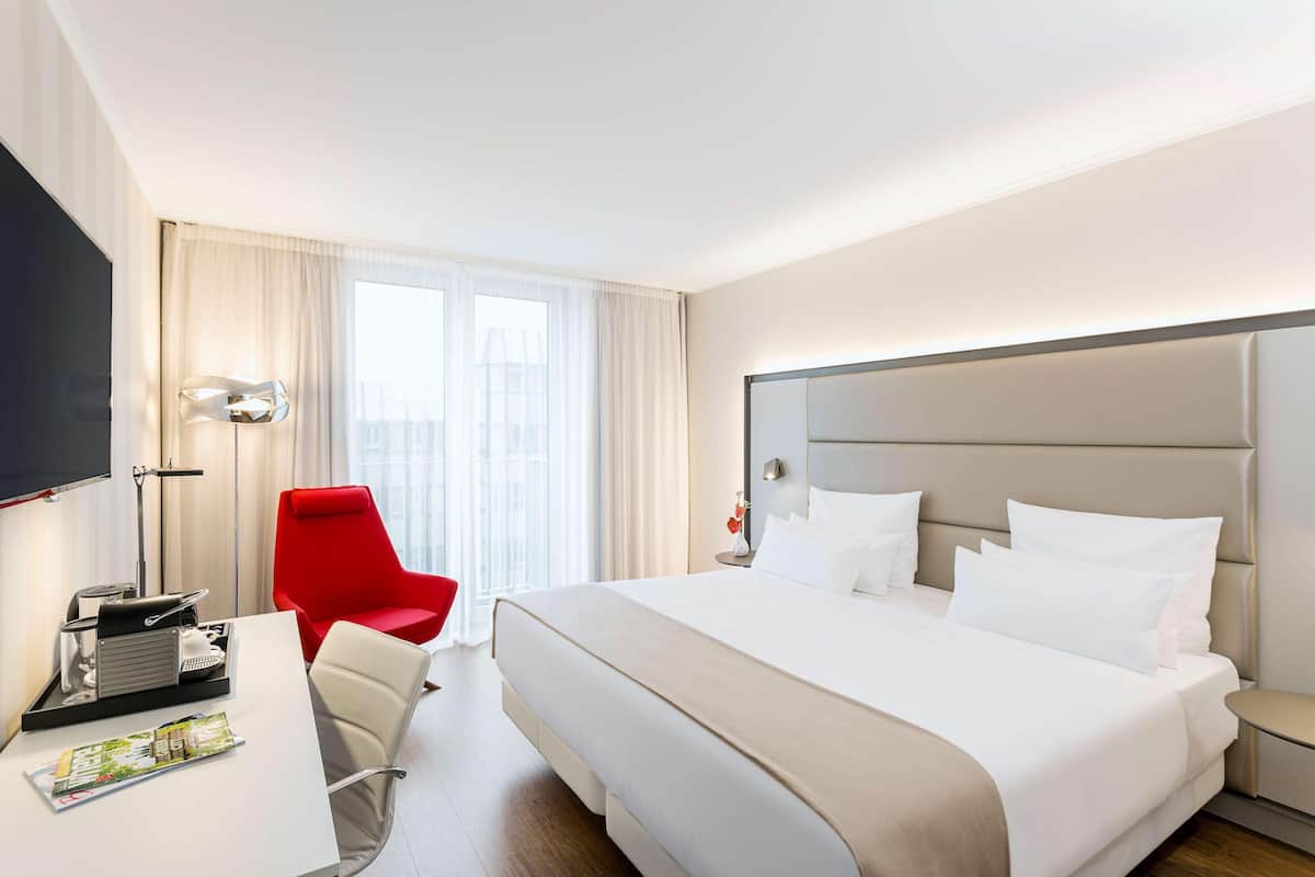 Ropa de cama hipoalergénica, camas con pillow-top y minibar