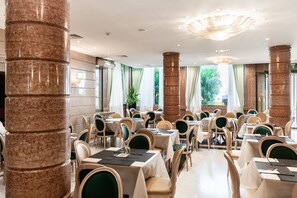 Frühstück und Abendessen