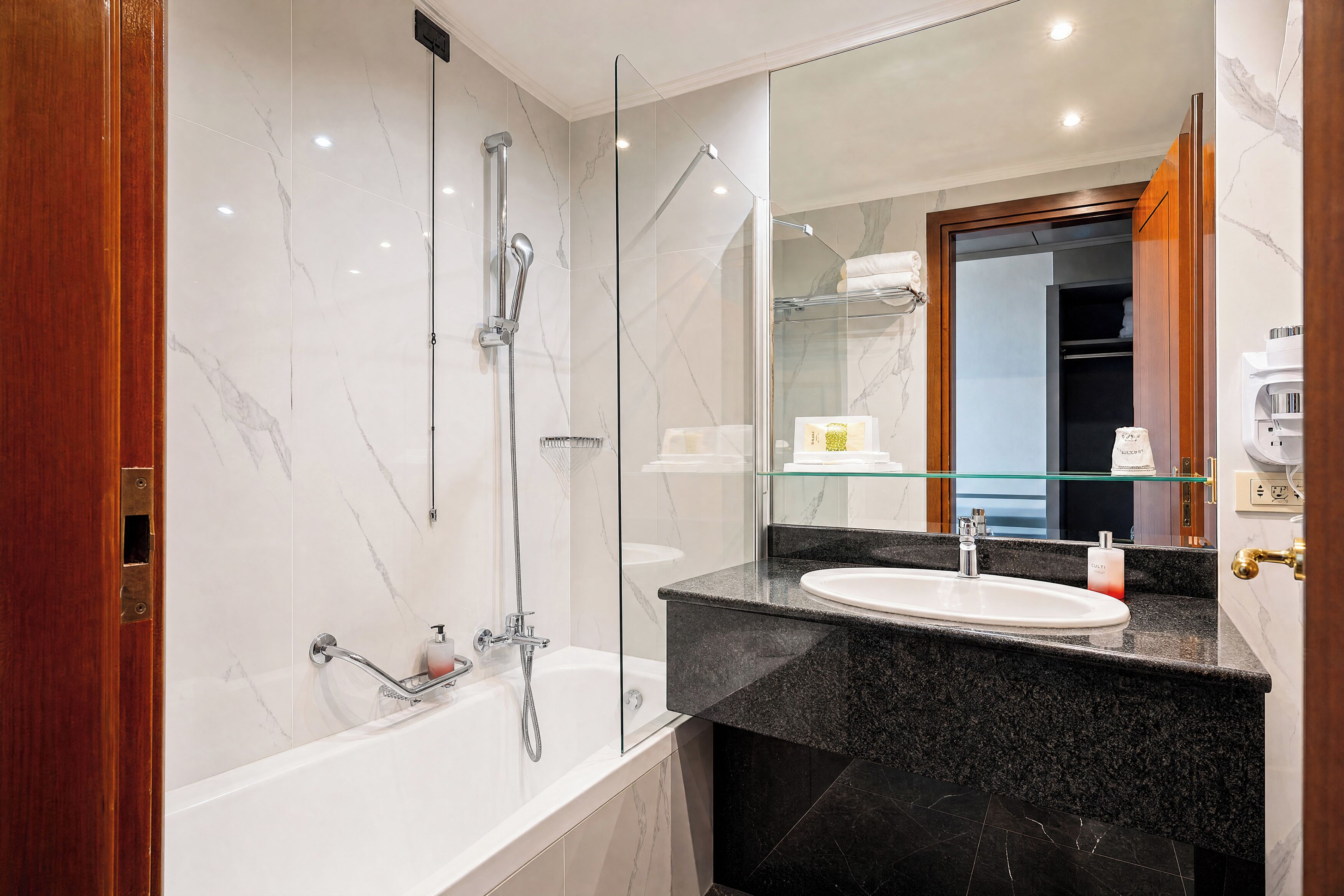Articles de tocador gratuïts, assecador de cabells, bidet i tovalloles 