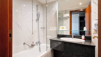 Articles de tocador gratuïts, assecador de cabells, bidet i tovalloles