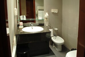 Free toiletries, hair dryer, bidet, towels - Hotel Catullo (San Martino Buon Albergo)