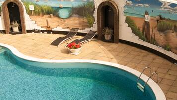 Piscina stagionale all'aperto, lettini