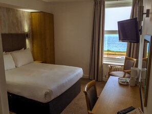 Hochwertige Bettwaren, Schreibtisch, Bügeleisen/Bügelbrett, Bettwäsche