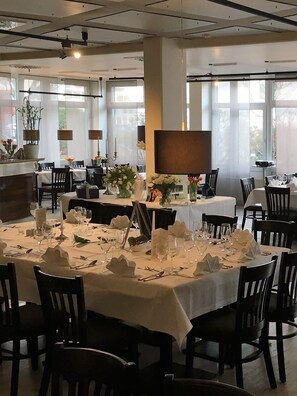 2 restauranter, frokost, lunsj og middag serveres, middelhavsretter