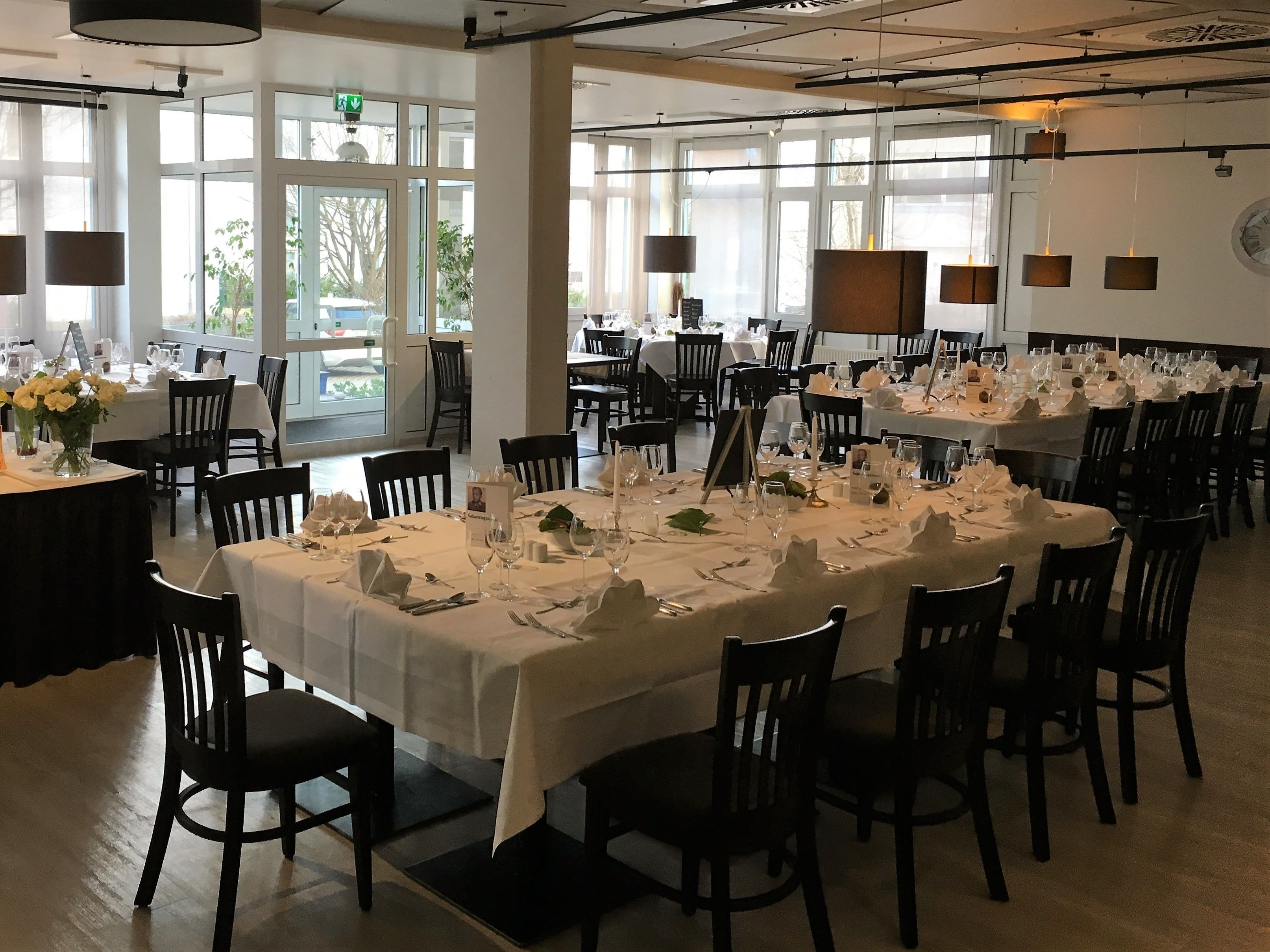 2 restaurantes, se sirven desayunos, comidas y cocina mediterránea