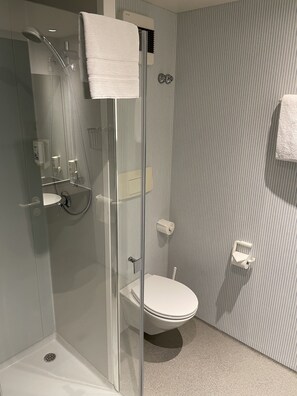 Camera Comfort | Bagno | Doccia, asciugacapelli, asciugamani