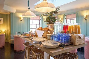 Hi ha 2 restaurants amb plats de cuina europea moderna 