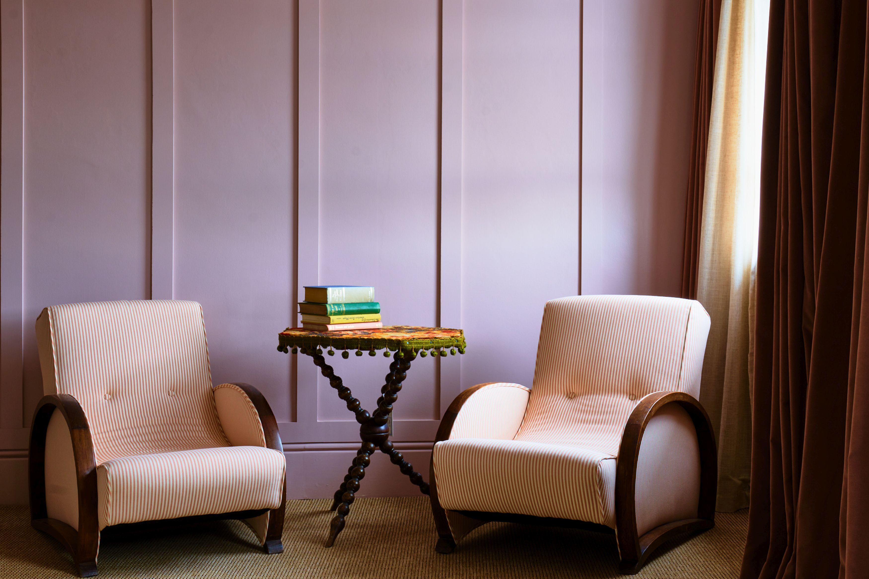 32-inch tv with premium tv channels, netflix, streaming services