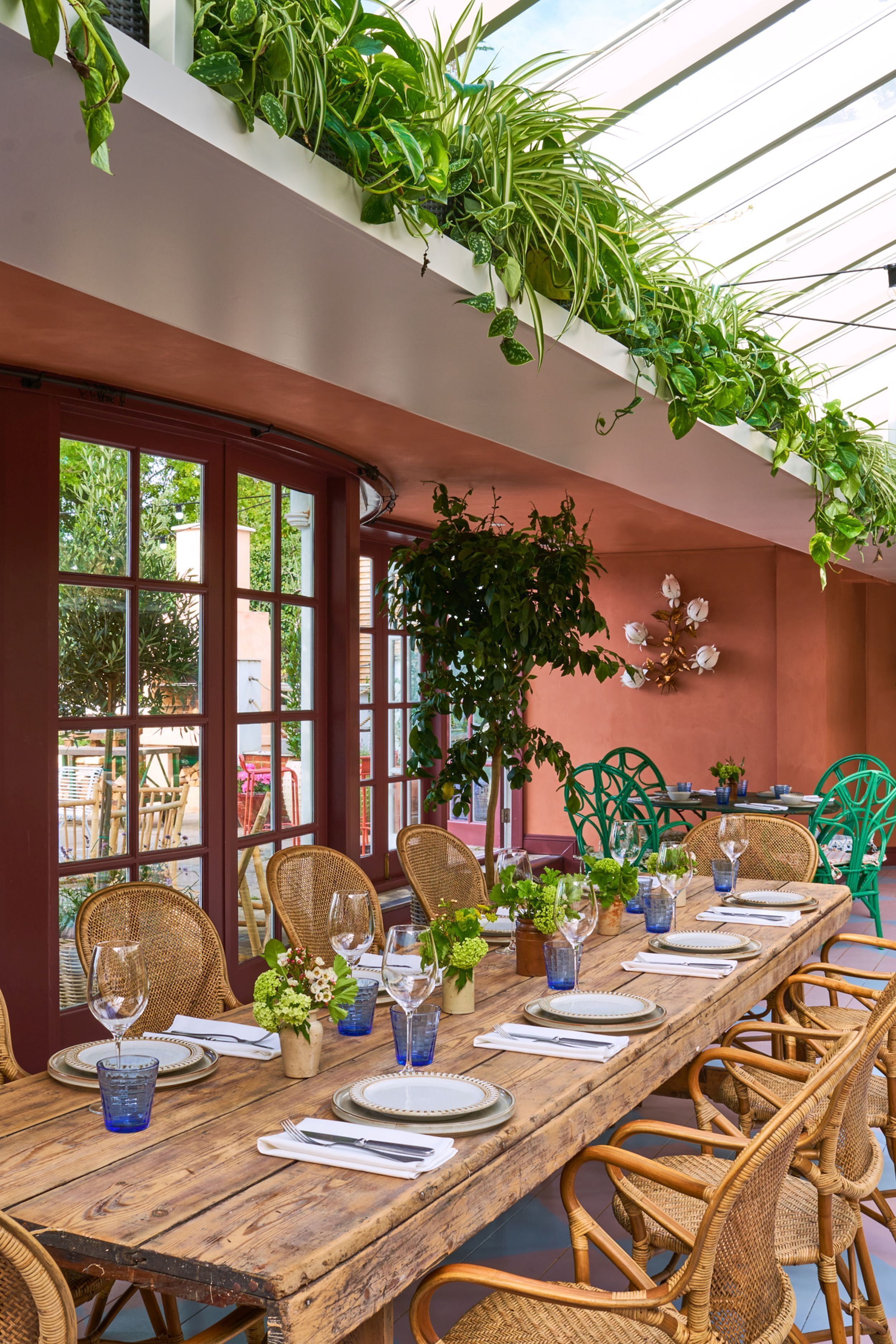 2 restaurants, breakfast, lunch, dinner served; modern european cuisine