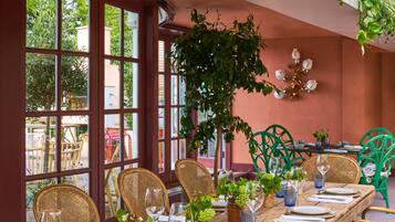 2 restaurants; breakfast, lunch and dinner served