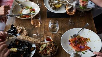 2 restaurantes; se sirve desayuno y almuerzo; cocina europea moderna