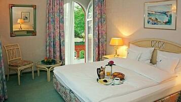Classic-Doppel- oder -Zweibettzimmer | Individuell dekoriert, individuell eingerichtet, Schreibtisch