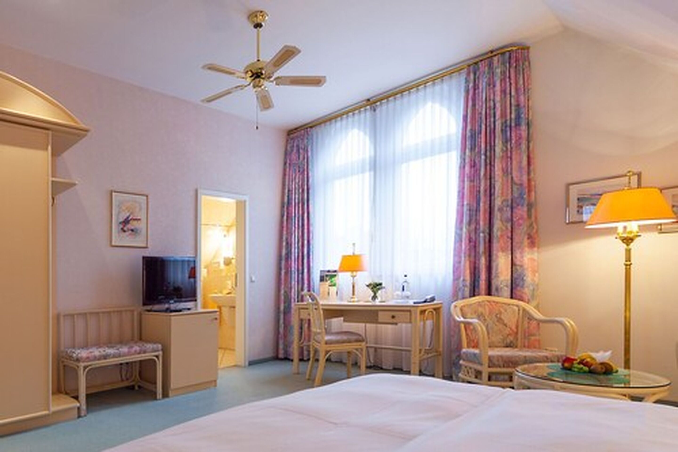 classic double or twin room | individually decorated, individually furnished, desk, blackout curtains