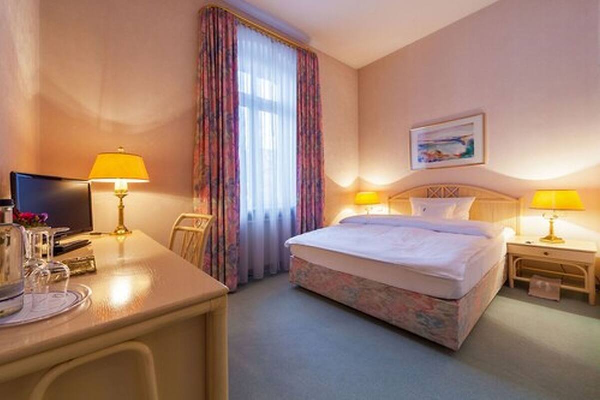 classic single room | individually decorated, individually furnished, desk, blackout curtains