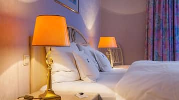 Individuell dekoriert, individuell eingerichtet, Schreibtisch