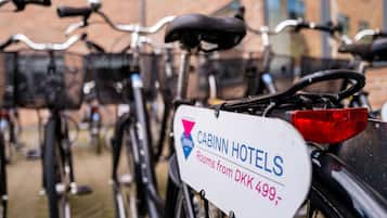 A bicycle with a sign indicating rooms from DKK 499.