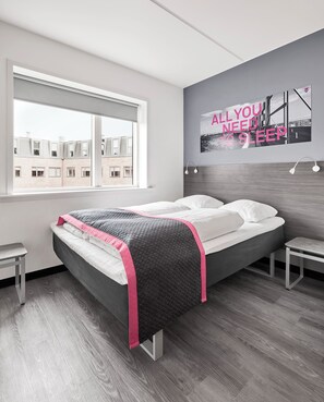 Captain | Desk, iron/ironing board, free WiFi, bed sheets - CABINN City Hotel (Copenhagen)