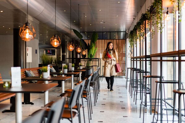 Bar-salon dans le hall