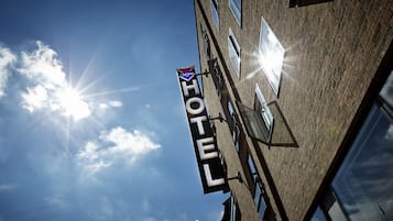 Vista frontal de la propiedad