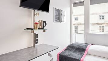 Standard+ 140 cm Queen Bed | Skrivebord, strygejern/strygebræt, gratis Wi-Fi, sengetøj