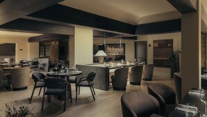 Un comedor moderno con barra, varias opciones de asiento y una isla central.