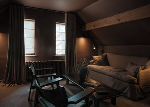 Suite | 1 dormitorio, ropa de cama de alta calidad, minibar y caja fuerte