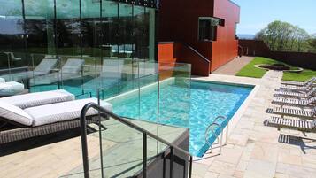 Piscina coperta, piscina all'aperto, lettini