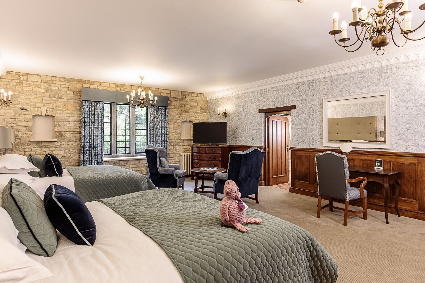 고급 침구, 객실 내 금고, 각각 다른 스타일의 인테리어, 각각 다르게 가구 비치