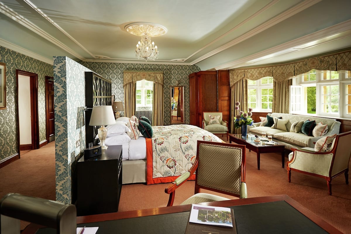 Suite | Premium bedding, in-room safe, desk, iron/ironing board (on request)
