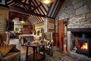 Ropa de cama de alta calidad y caja de seguridad en la habitación 