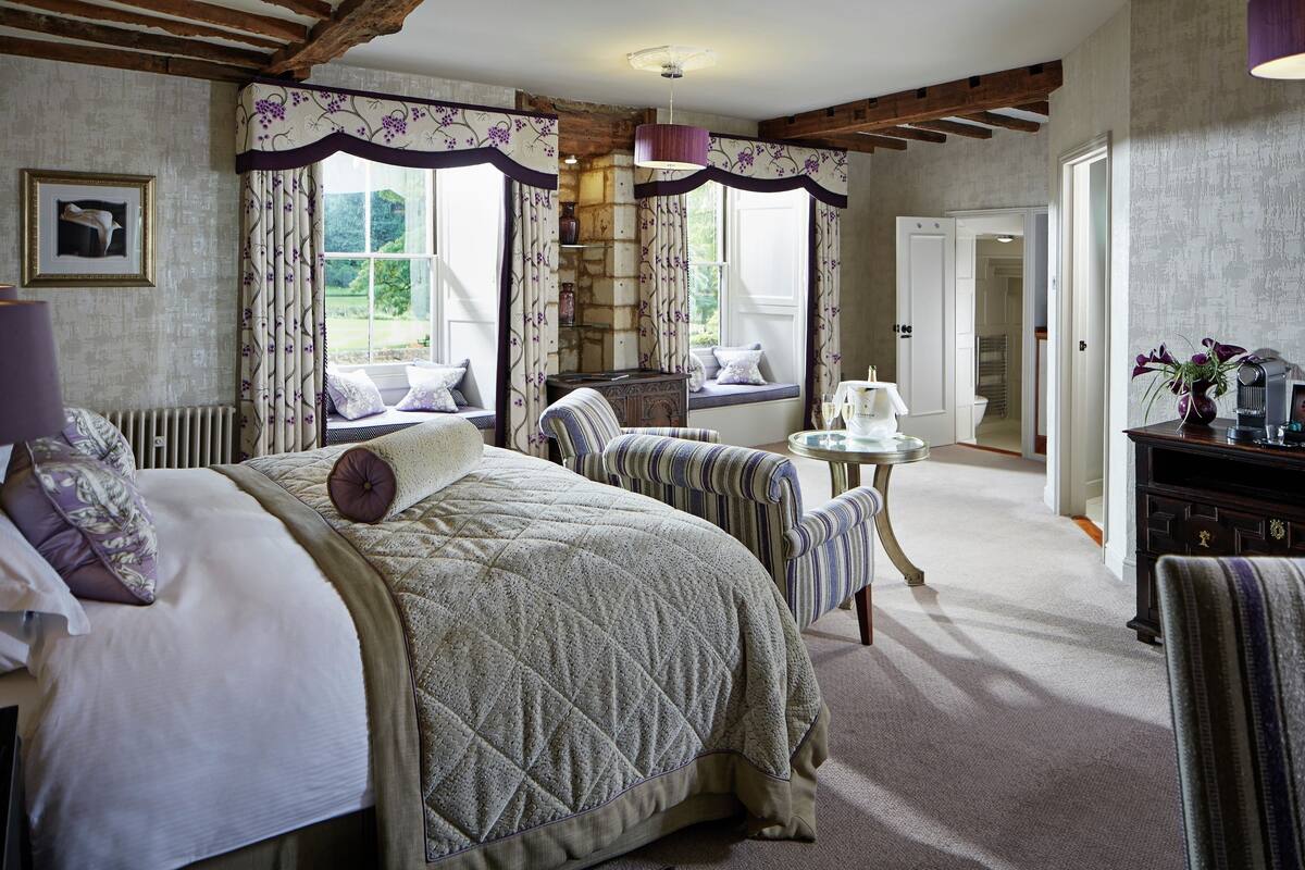 Junior Suite | Premium bedding, in-room safe, desk, iron/ironing board (on request)