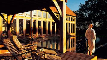 Una piscina techada, una piscina al aire libre