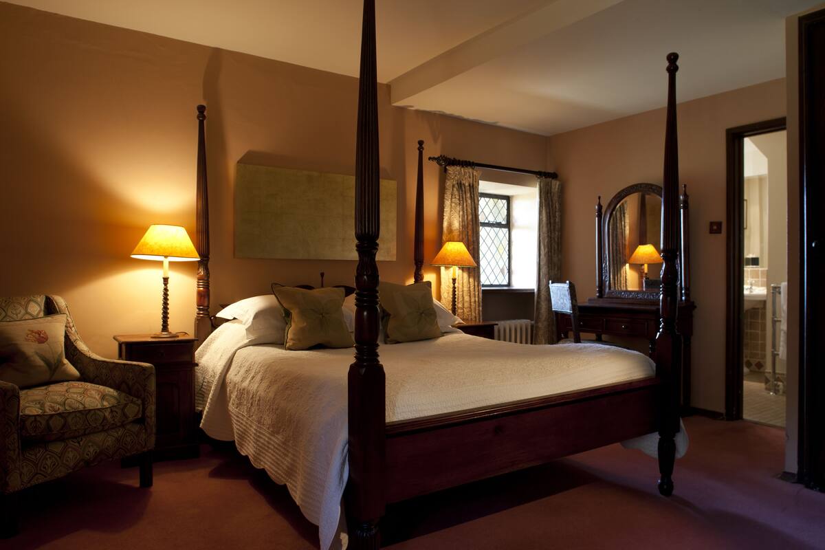 Chambre classique double | Literie hypoallergénique, coffre-fort, bureau, fer et planche à repasser