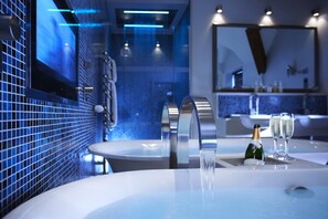 Plush Junior Suite | Bathroom | Free toiletries, hair dryer, bathrobes, slippers
