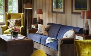 Suite | Área de sala de estar | Televisión de pantalla plana 