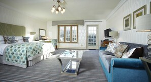 Suite | Safe på rommet, skrivebord, blendingsgardiner og strykejern/-brett