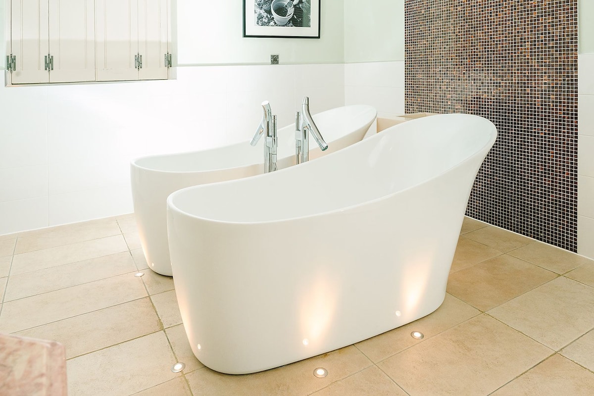 Chambre romantique double, non-fumeur | Salle de bain | Séchoir à cheveux, peignoirs, pantoufles, serviettes fournies