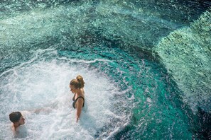 Couples treatment rooms, sauna, steam room, body treatments