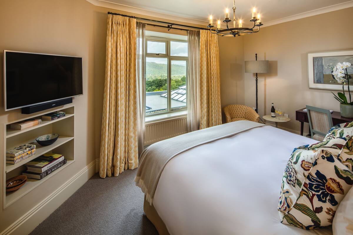 Premium bedding, minibar, in-room safe, iron/ironing board (on request)