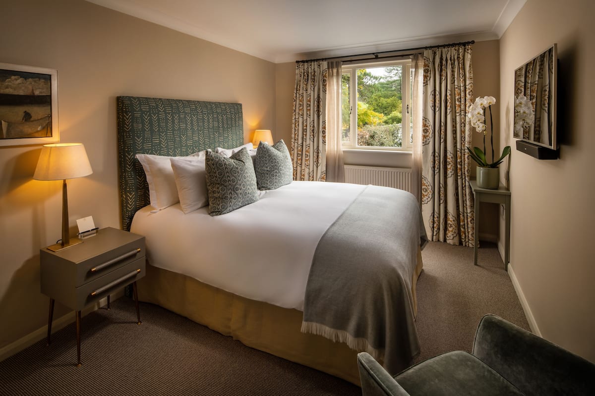 Premium bedding, minibar, in-room safe, iron/ironing board (on request)